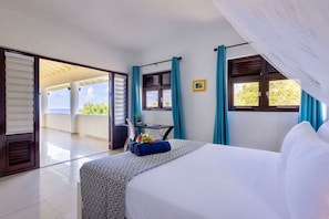 Een hotelkamer met een bed, een bureau en uitzicht op de omgeving.