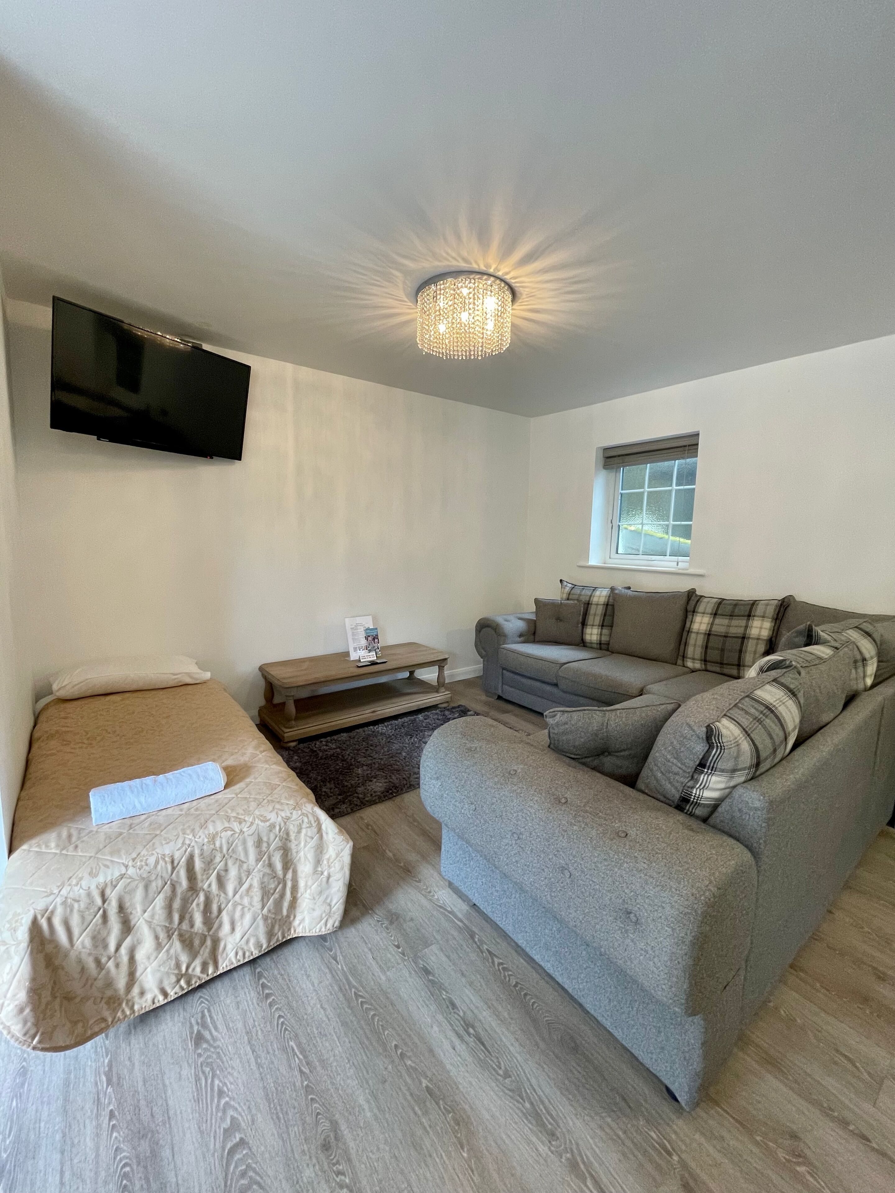 디럭스 아파트 | 거실 공간