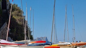 Une plage de sable où sont amarrés plusieurs petits bateaux.