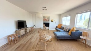 Televisión, chimenea y libros 