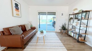 Televisión, chimenea y libros 