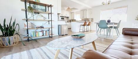 Televisión, chimenea y libros