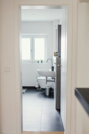 Shower, hair dryer, towels - Holiday Apartment 'Schwalbenflug' with Shared Garden, Balcony & Stunning Views (Naumburg)