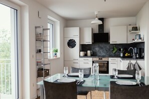 Een koelkast, een oven, een kookplaat, een vaatwasser