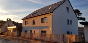 Exterior - Holiday Apartment 'Schwalbenflug' with Shared Garden, Balcony & Stunning Views (Naumburg)