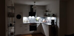 Jääkaappi, uuni, liesi, astianpesukone