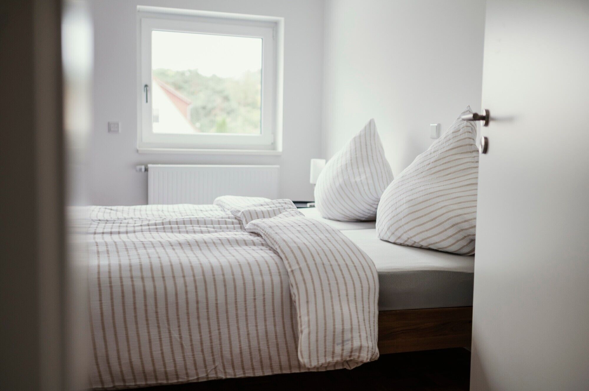 Iron/ironing board, bed sheets