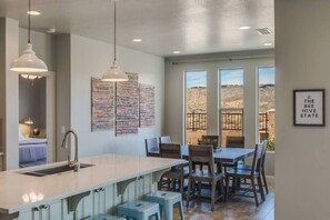 Dining - The Gather House w/ Shared Pool & Hot tub (Washington)