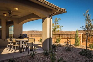 Outdoor dining - The Gather House w/ Shared Pool & Hot tub (Washington)
