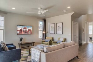 TV - The Gather House w/ Shared Pool & Hot tub (Washington)