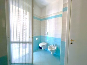Shower, bidet, towels, soap - COND. PELICAN - A2 7+0 - B80A6A (Bibione Pineda)