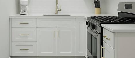 Svit Business - balkong | Delat kök | Stort kylskÄp, mikrovÄgsugn, ugn och spishÀll