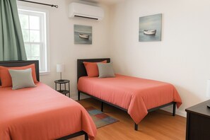 Iron/ironing board, free WiFi - LGA AIRPORT (Corona)