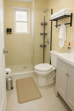 Shared bathroom - LGA AIRPORT (Corona)