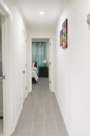 Hallway - LGA AIRPORT (Corona)