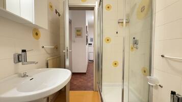 Dusche, Bidet, Handtücher