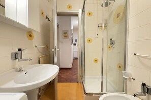 Dusche, Bidet, Handtücher