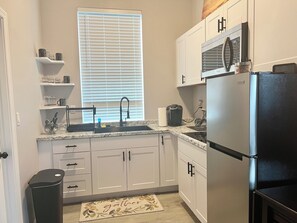 Refrigerador, microondas, parrilla de estufa y cafetera y tetera