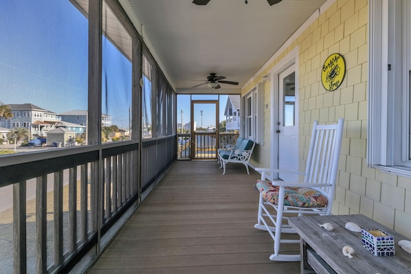 Terrace/patio - Bumblebee House | Topsail Beach, NC | Pet Friendly | Sleeps 8 (Topsail Beach)