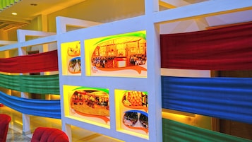 Interior de un hotel con recepción, comedor y bar.