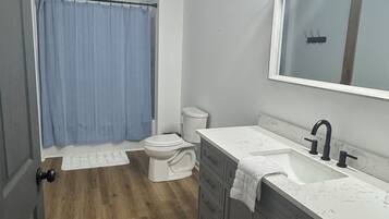 Ducha, secador de pelo, toallas y jabón