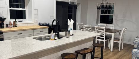 Micro-ondes, four, plaque de cuisson, lave-vaisselle