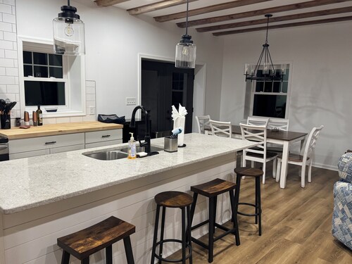 Hidden Gem! A 4-bedroom cabin with AC in charming Moneta