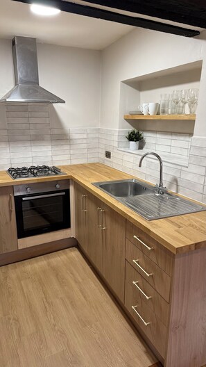 Microwave, oven, stovetop - Victoria Boutique Apartment - Skipton town centre (Skipton)