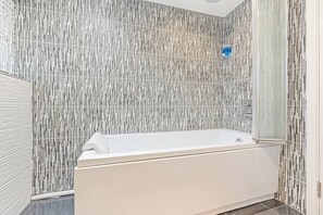 House, 5 Bedrooms | Bathroom - Beautiful 5 Bedroom Home in Coventry 14min to NEC (Coventry)