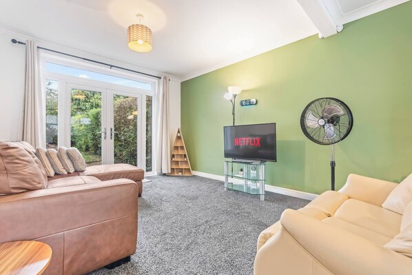 Living room - Beautiful 5 Bedroom Home in Coventry 14min to NEC (Coventry)