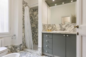 Shower, free toiletries, hair dryer, bidet - Spartaco Prestigious Apartment (Firenze)