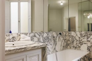 シャワー、バスアメニティ (無料)、ヘアドライヤー、ビデ