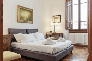 Desk, iron/ironing board - Spartaco Prestigious Apartment (Firenze)