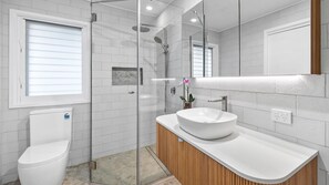 Shower, towels - Garden Zen,  delightful 1 bedroom studio with garden views (Buderim)