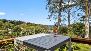 Outdoor dining - Ocean Peeks 1 bedroom studio (Buderim)