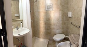 Een badkamer met een wastafel, toilet en douche.