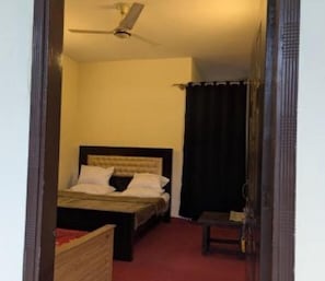 Deluxe Double Room, Mountain View | Soundproofing, iron/ironing board, free WiFi - Kunhar Sarai Hotel (Balakot)