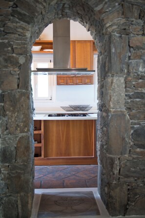 Private kitchen - Topos exclusive Mykonos- Villa Poseidon (Agios Ioannis Diakoftis)