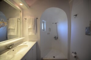 Shower, hair dryer, towels, soap - Topos exclusive Mykonos- Villa Poseidon (Agios Ioannis Diakoftis)