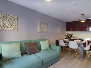 Apartamento, sacada, vista para a montanha | Área de estar