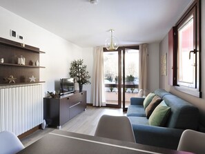 Apartamento, sacada, vista para a montanha | Área de estar