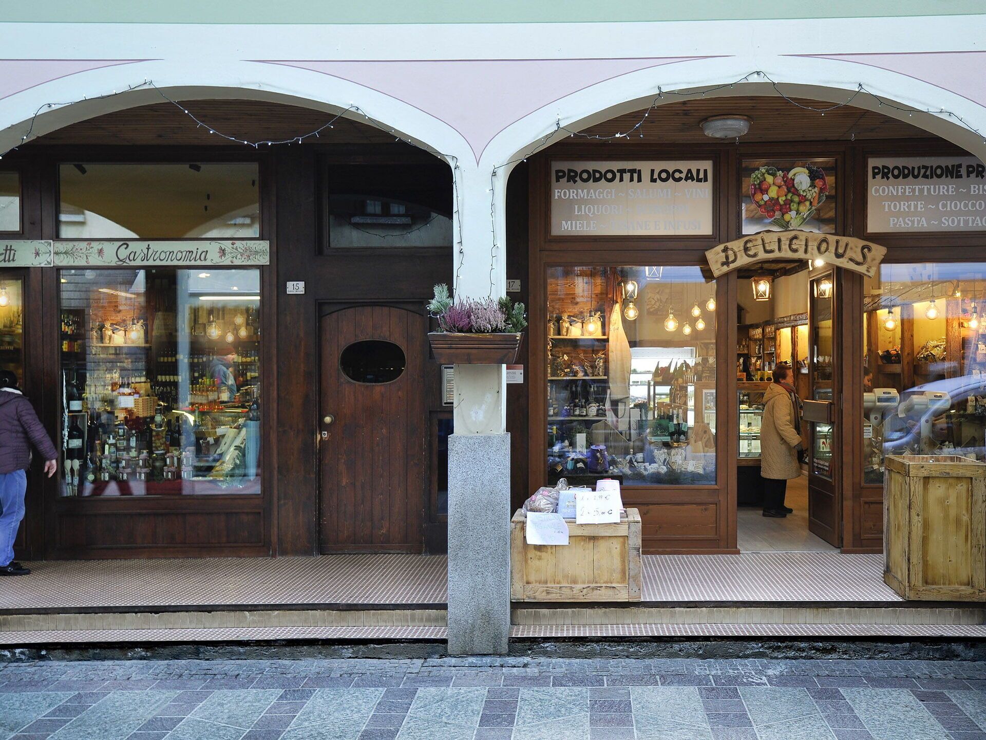 Fachada de loja com placas indicando 'PRODOTTI LOCALI' e 'DELICIOUS', mostrando produtos locais e especialidades gastronômicas.