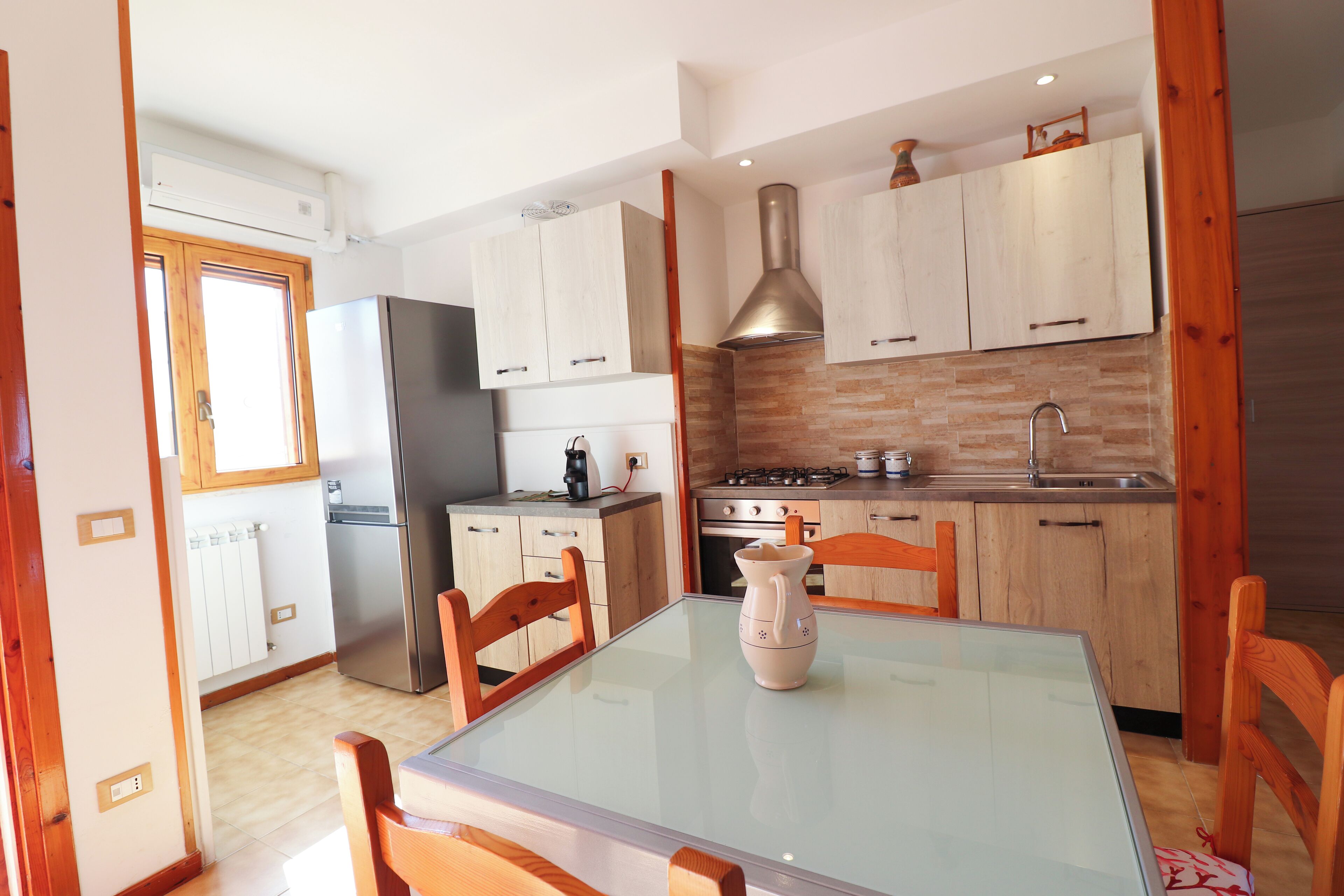 Coffee/tea maker, fridge, oven, stovetop