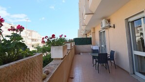 Outdoor dining - Casa Rossella – Spacious apartment with terrace, near the sea (Otranto)