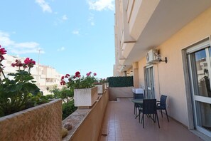 Outdoor dining - Casa Rossella – Spacious apartment with terrace, near the sea (Otranto)