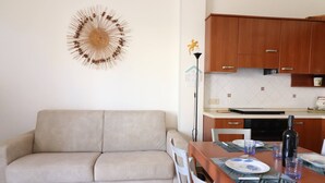 TV - Casa Rossella – Spacious apartment with terrace, near the sea (Otranto)