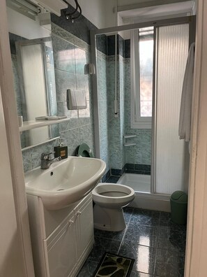 Bathroom - The Monteverde Hills (Rome)