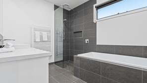 Shower, towels - Sunset Summit - an unforgettable getaway (Port Fairy)