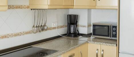 Kühlschrank, Mikrowelle, Herdplatte, Wasserkocher mit Kaffee-/Teezubehör