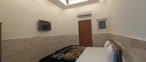 Neljän hengen deluxe-huone | Ylelliset vuodevaatteet, työpöytä